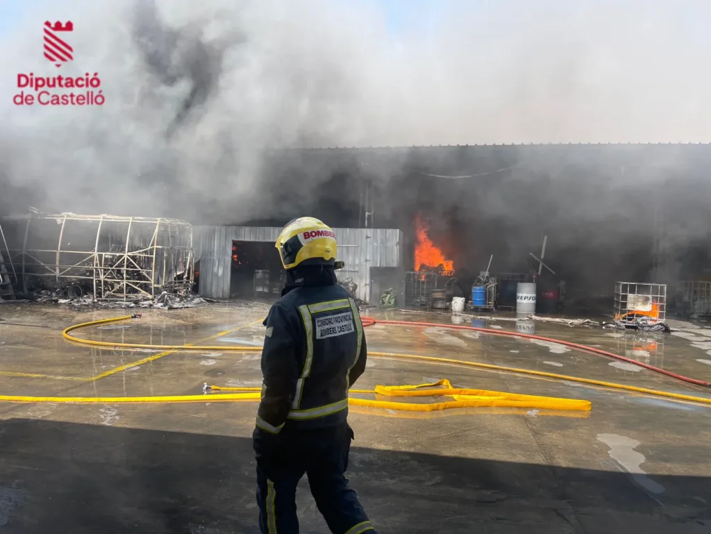 Incendio en una empresa de autobuses de la Vall d'Uixó
