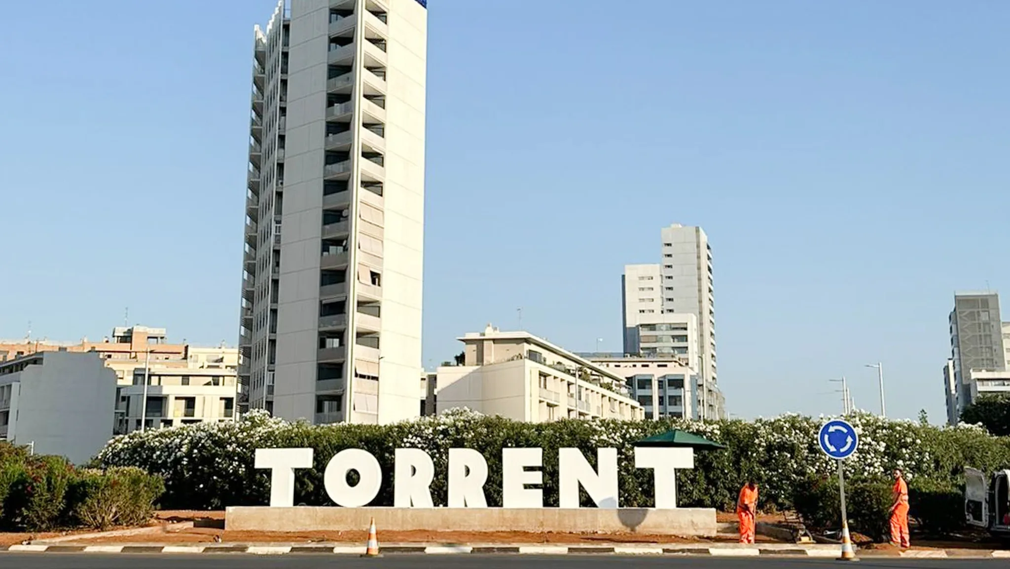 Torrent instala un gran cartel con sus letras en su principal rotonda de entrada