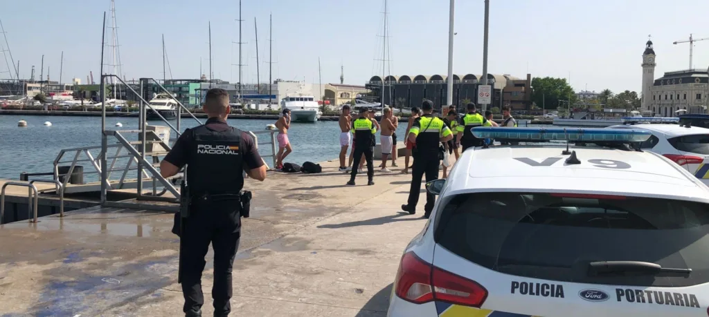 Operativo Policial contra el baño en la dársena histórica del Puerto de Valencia donde está prohibido bañarse
