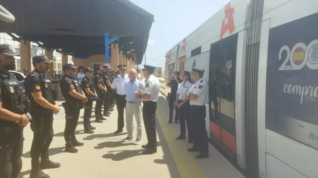 Tram d´Alacant se suma a la celebración del 200 Aniversario del Cuerpo Nacional de Policia con la tematización de un Tranvia
