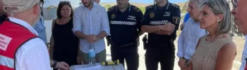 Se cierran completamente las playas desde l'Abre del Gos hasta el Sidi Saler para limpiarlas del vertido