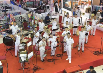 Grupo de músicos de la Banda de la Flota de Entrenamiento de Japón