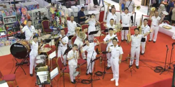 Grupo de músicos de la Banda de la Flota de Entrenamiento de Japón