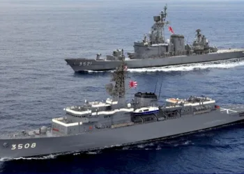 Navios de la Armada Japonesa navegan aguas mar adentro