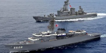 Navios de la Armada Japonesa navegan aguas mar adentro