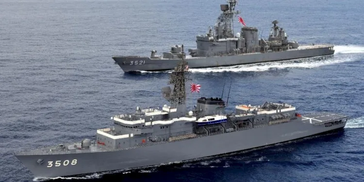 Dos buques de la Armada Japonesa escalan por primera vez en el puerto de Valencia 1 Navios de la Armada Japonesa navegan aguas mar adentro