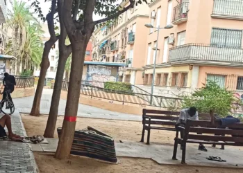 Una decena de Menores no Acompañados malvive a las puertas del CAI del Ayuntamiento de Valencia