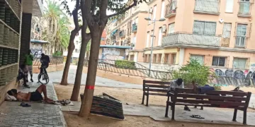Una decena de Menores no Acompañados malvive a las puertas del CAI del Ayuntamiento de Valencia