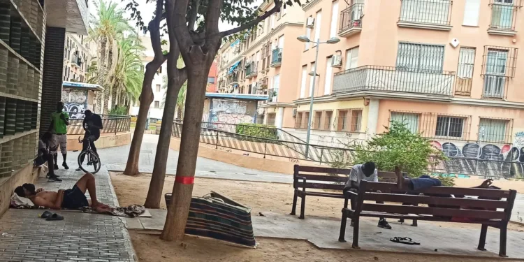 Una decena de Menores no Acompañados malvive a las puertas del CAI del Ayuntamiento de Valencia 1 Una decena de Menores no Acompañados malvive a las puertas del CAI del Ayuntamiento de Valencia