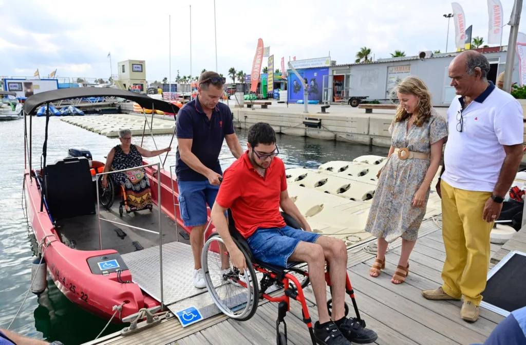 Valencia pone en marcha la primera embarcación adaptada para personas con discapacidad 2 Embarcación adaptada para navegar personas con discapacidad
