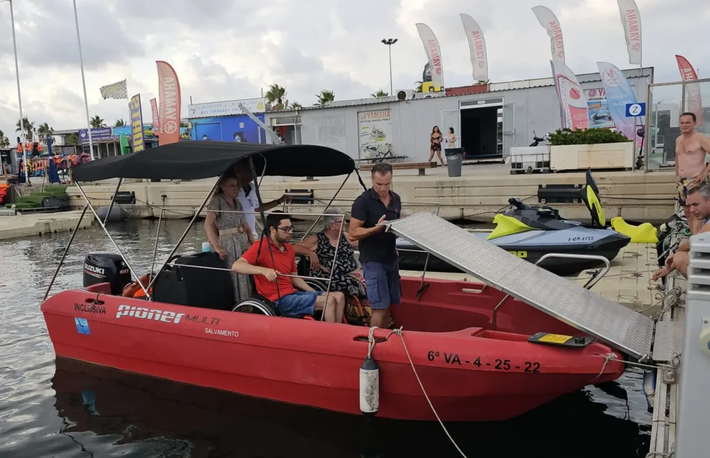Valencia pone en marcha la primera embarcación adaptada para personas con discapacidad 3 COPOVI DISCAPACIDAD NAUTICA 1 OK jpeg e1723658387691