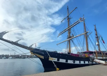 El buque escuela italiano Palinuro llega a Valencia