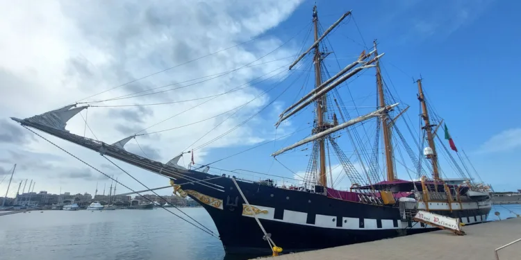 El buque escuela italiano Palinuro llega a Valencia 1 El buque escuela italiano Palinuro llega a Valencia