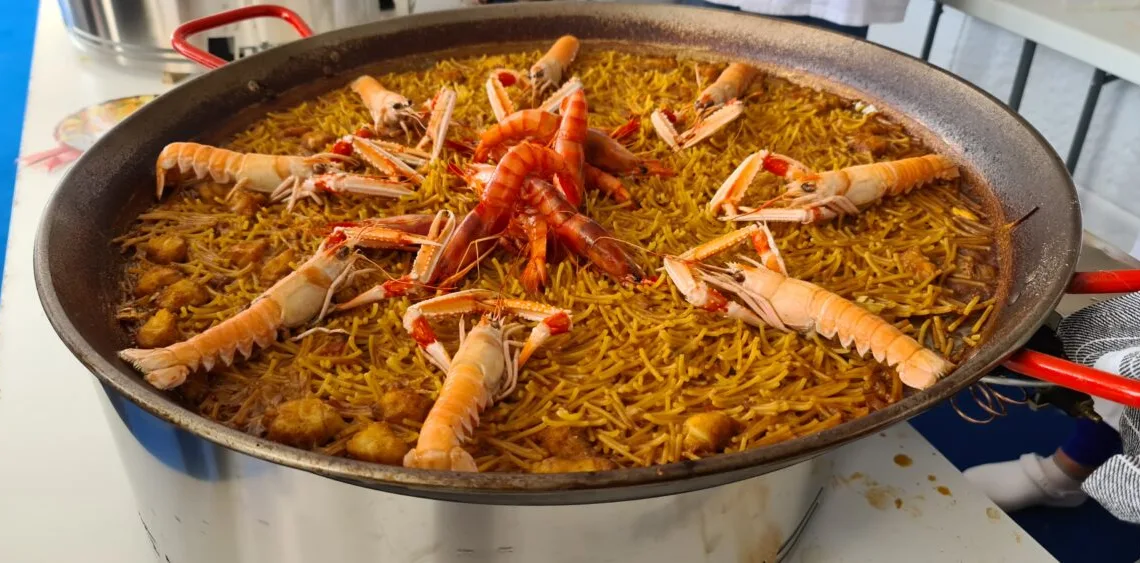 Y ahora la Fideuá Catalana: ¿Una confusión culinaria o un plato que cambia de acera? 1 Y ahora la Fideuá Catalana: ¿Una confusión culinaria o un plato que cambia de acera?