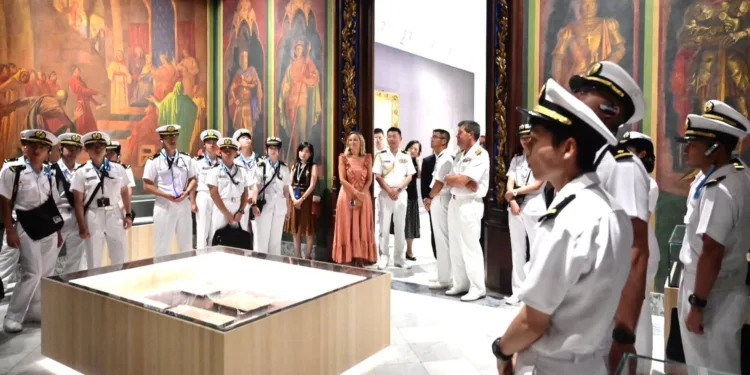 La Flota de Entrenamiento del Japón se interesa por la Policía de Barrio o de Proximidad 1 Visita mandos Flota de Japón al Archivo Histórico