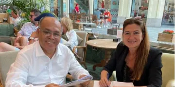 Decano de la Facultad de Ciencias Administrativas, Augusto Hidalgo, y la directora de Formación de la Fundación Valenciaport, Ana Rumbeu,