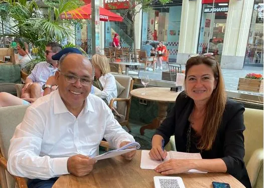 Decano de la Facultad de Ciencias Administrativas, Augusto Hidalgo, y la directora de Formación de la Fundación Valenciaport, Ana Rumbeu,