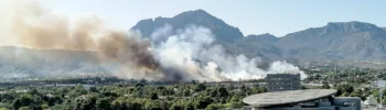 Un incendio forestal en Benidorm corta la A7 y desaloja Terra Natura durante la tarde del sábado
