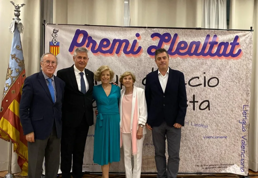 Manolo Marzal Josep Vicent Navarro Pepita de Russafa Paqui Chilet i Pau Giner durant lentrega del Premi Llealtat. Desquerra a dreta. 11zon 1 e1724421834843