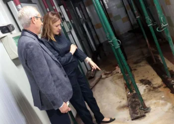 Catalá visita zona inferior Mercado de Rojas Clemente dañado y sujeto techo por vigas