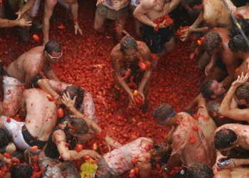 À Punt despliega 50 profesionales para cubrir la Tomatina de Buñol