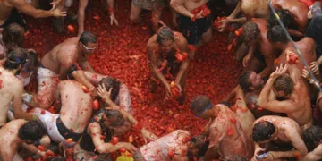 À Punt despliega 50 profesionales para cubrir la Tomatina de Buñol