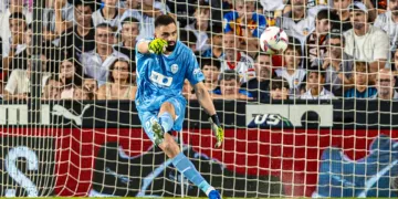 El guardameta Giorgi Mamardashvili seguirá en el valencia CF un año más