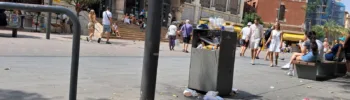 Las papeleras a rebosar cada día en el entorno del Mercado Central de Valencia