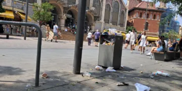 Las papeleras a rebosar cada día en el entorno del Mercado Central de Valencia