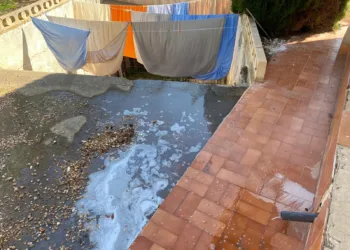 Vecinos de Cap Blanc denuncian vertidos ilegales de lavadoras directamente a la calle en un local que funciona como lavandería