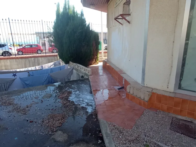Vecinos de Cap Blanc denuncian vertidos ilegales de lavadoras directamente a la calle en un local que funciona como lavandería