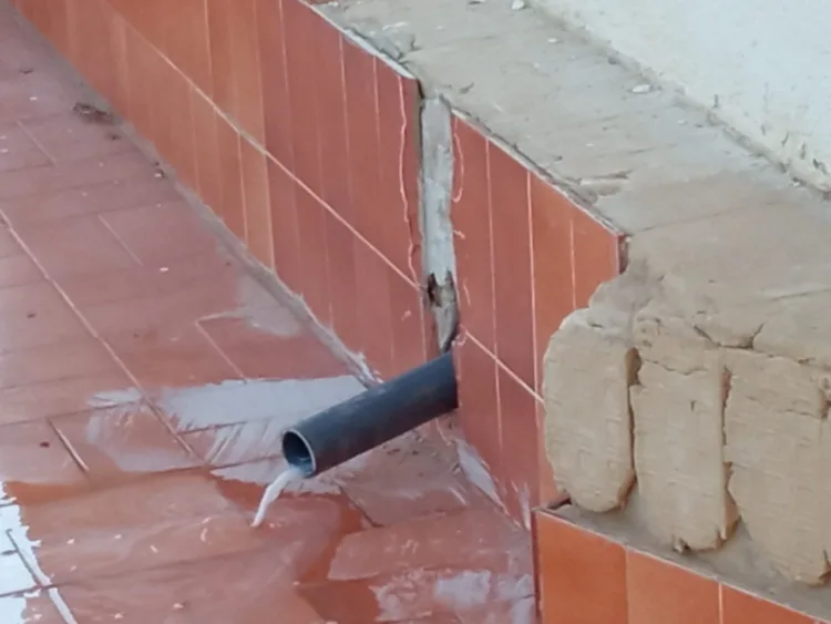 Vecinos de Cap Blanc denuncian vertidos ilegales de lavadoras directamente a la calle en un local que funciona como lavandería