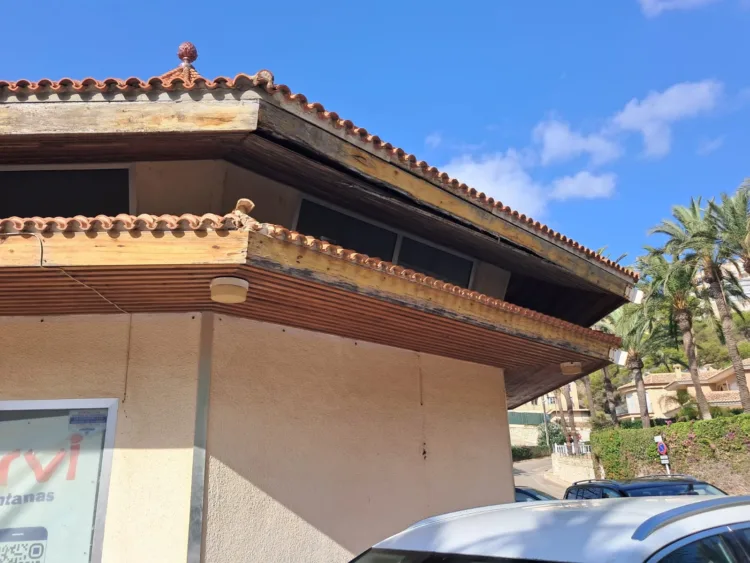 Vecinos de Cap Blanc denuncian vertidos ilegales de lavadoras directamente a la calle en un local que funciona como lavandería