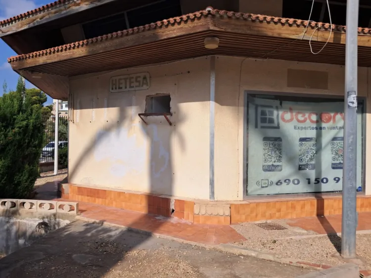 Vecinos de Cap Blanc denuncian vertidos ilegales de lavadoras directamente a la calle en un local que funciona como lavandería