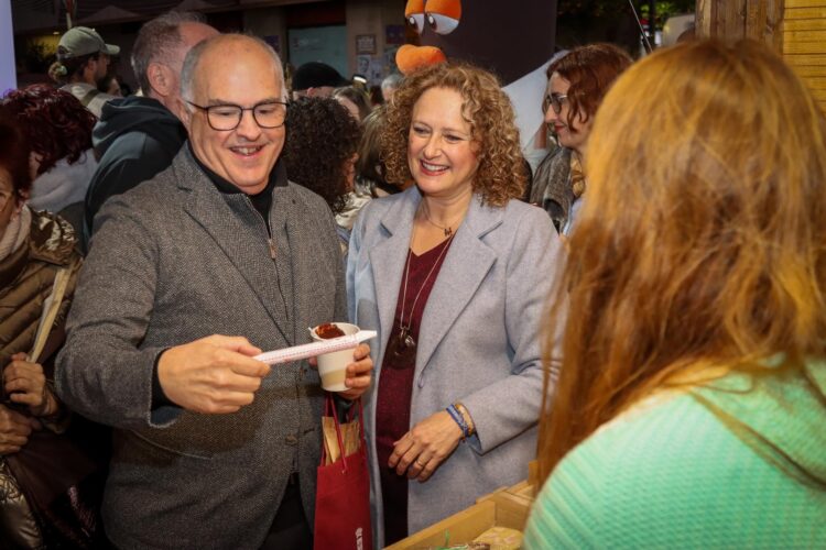Torrent inaugura la II Feria del Chocolate con un lleno absoluto
