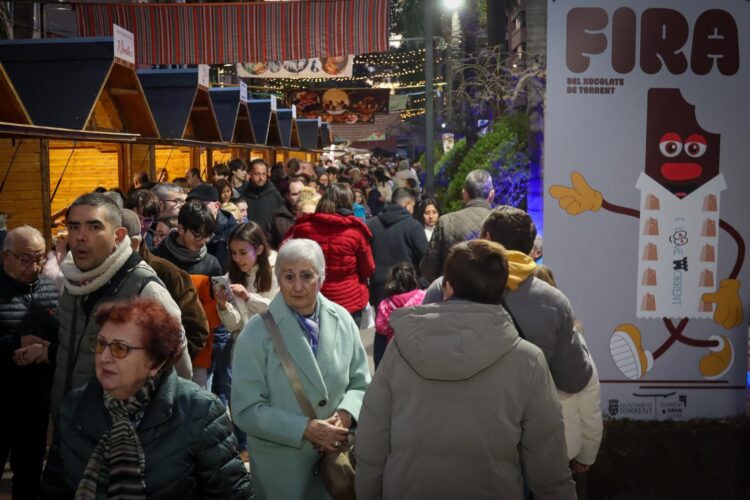 Torrent inaugura la II Feria del Chocolate con un lleno absoluto