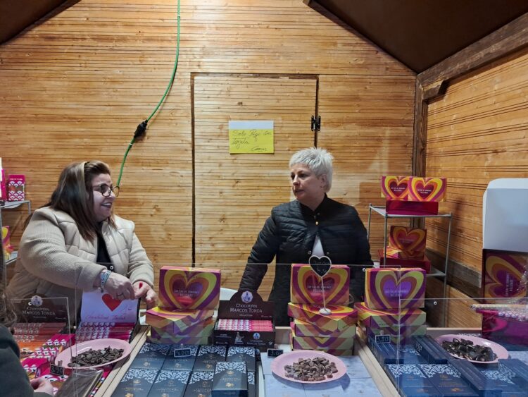 Torrent inaugura la II Feria del Chocolate con un lleno absoluto