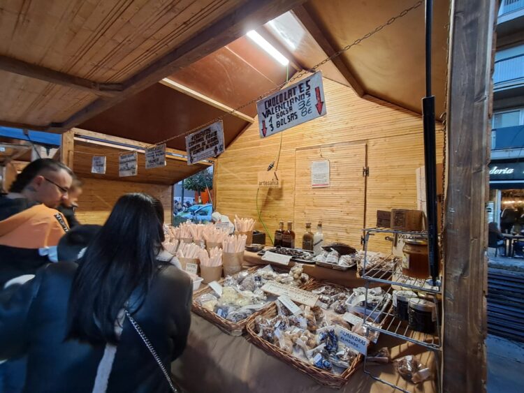 Torrent inaugura la II Feria del Chocolate con un lleno absoluto
