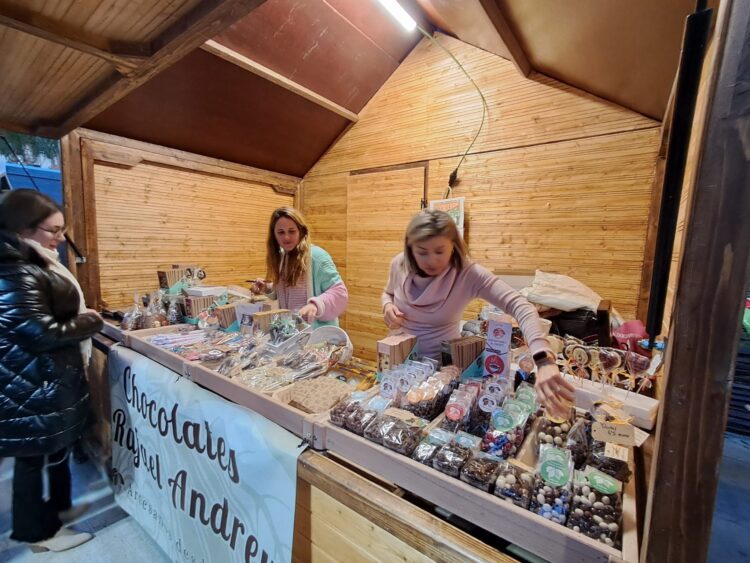 Torrent inaugura la II Feria del Chocolate con un lleno absoluto