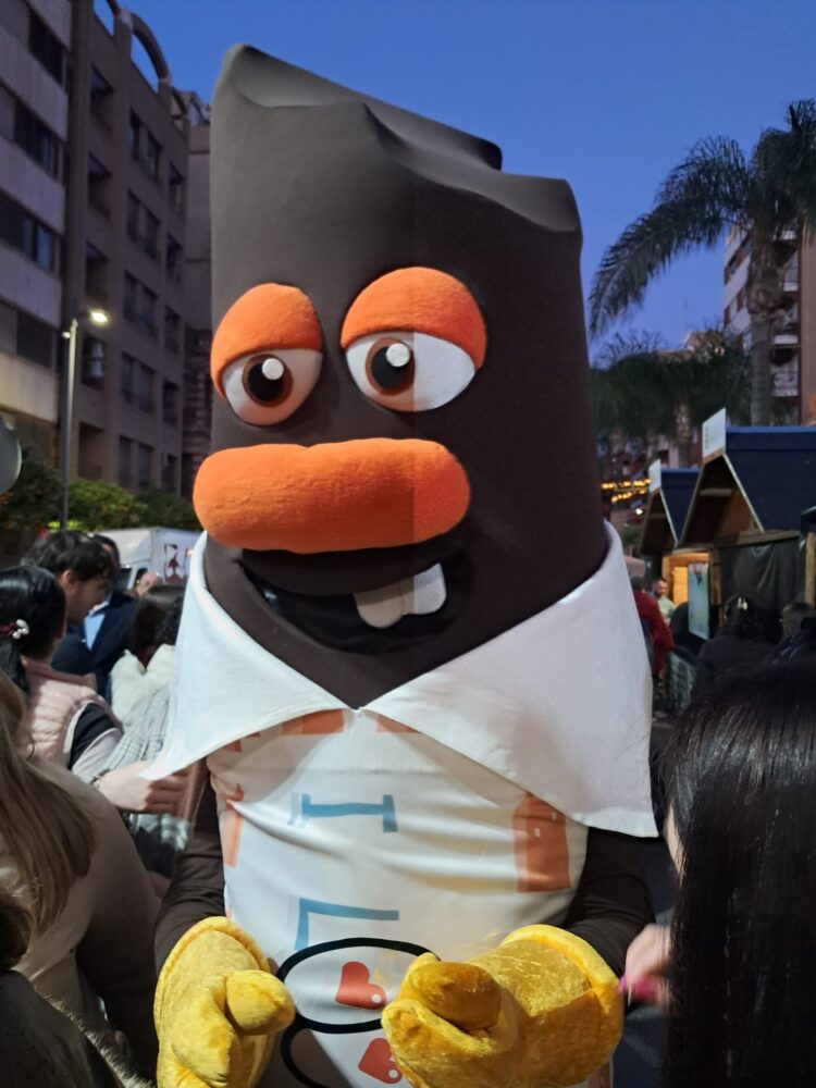 Torrent inaugura la II Feria del Chocolate con un lleno absoluto