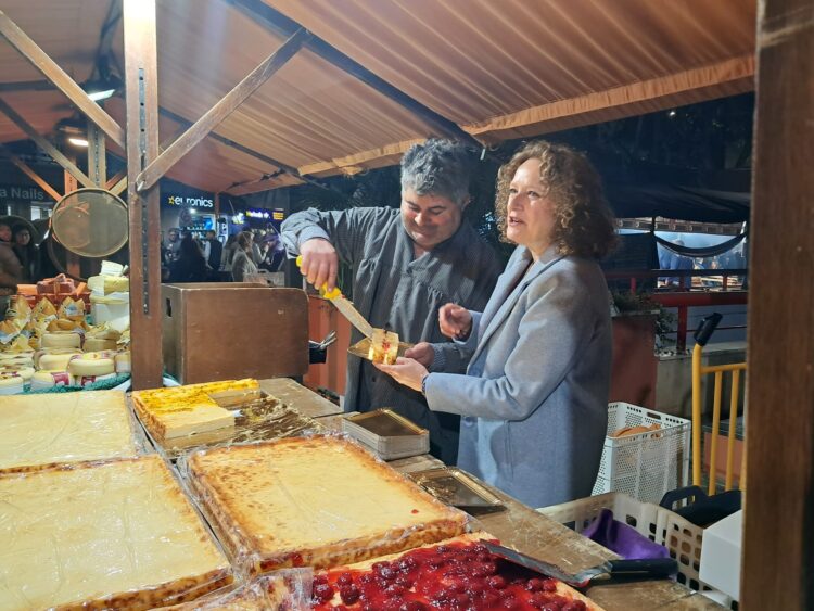 Torrent inaugura la II Feria del Chocolate con un lleno absoluto