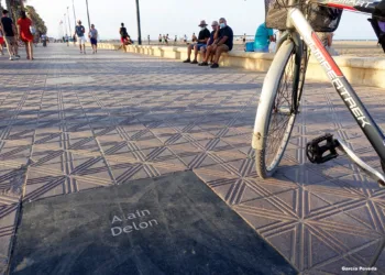 Placa dedicada a Alain Delon en el Paseo Marítimo de Valencia