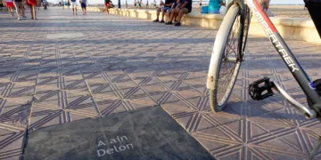 Placa dedicada a Alain Delon en el Paseo Marítimo de Valencia