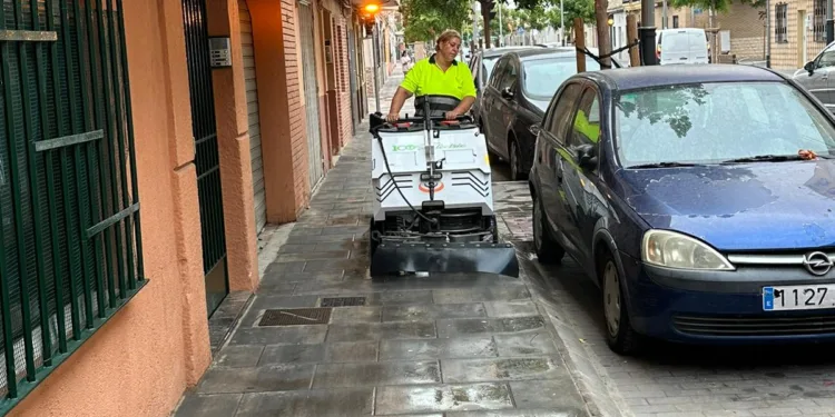 Torrent renueva su flota de limpieza con 2 nuevas máquinas eléctricas MaxWind para baldear aceras 1 máquina eléctrica barredora Torrent