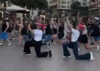Una empresa ofrece tours turísticos bailando a lo loco por Valencia