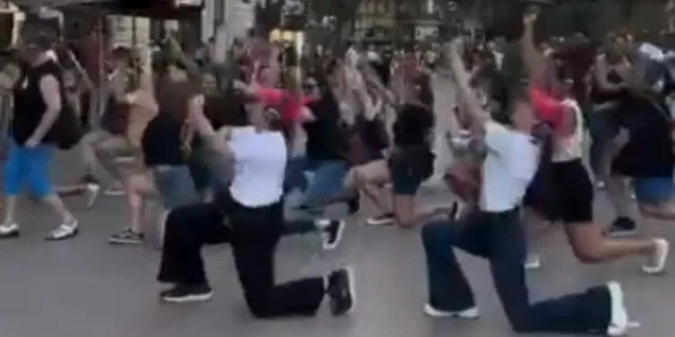 Una empresa ofrece tours turísticos bailando a lo loco por Valencia