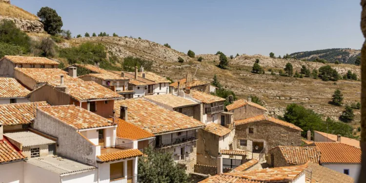 Castell de Cabres: El Pueblo más Pequeño de la Comunitat Valenciana