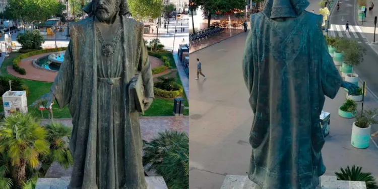 El Ajuntament de Valéncia sellará una fisura detectada en la espalda de la estatua de Francesc de Vinatea 1 El Ajuntament de Valéncia sellará una fisura detectada en la espalda de la estatua de Francesc de Vinatea