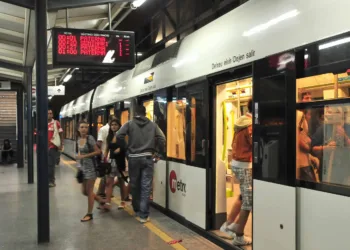 Obras de mejora de la Línea 2 de Metrovalencia 5 MetroValencia recuperará gradualmente el servicio y Cercanías acumulan grandes retrasos y circulan trenes abarrotados