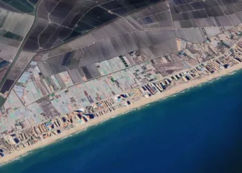 Un cadaver aparece flotando en la concurrida playa de El Perellonet este Sábado 6 Aparece un cadaver flotando en la playa de El Perellonet